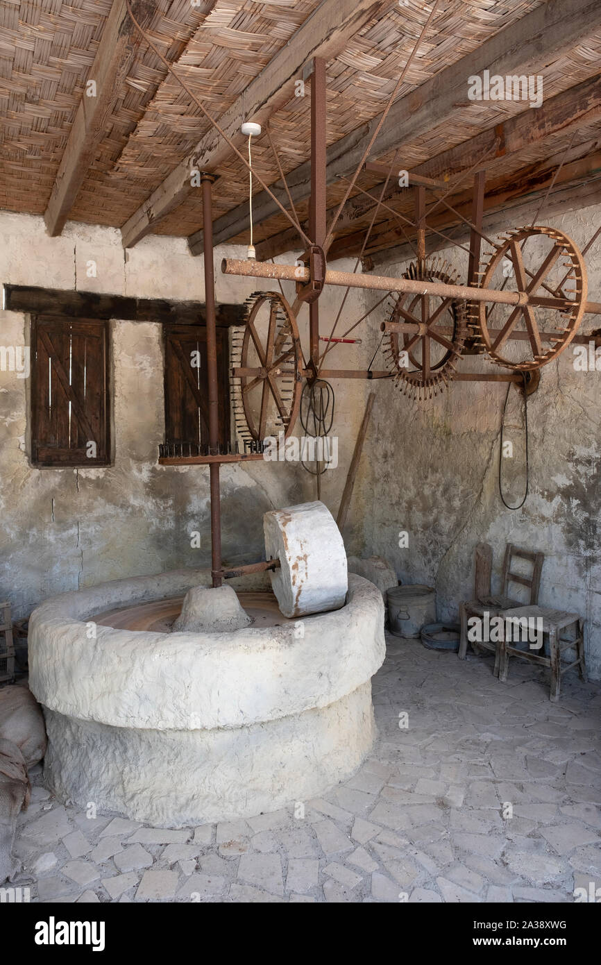 I macchinari tradizionali utilizzati per la produzione di olio d'oliva sul display all'oleastro Olive Park & Museum, Anogyra, Cipro. Foto Stock