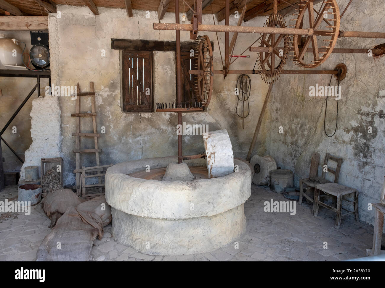 I macchinari tradizionali utilizzati per la produzione di olio d'oliva sul display all'oleastro Olive Park & Museum, Anogyra, Cipro. Foto Stock