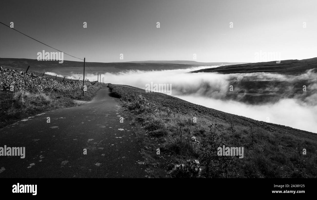 La pendenza della corsia Brootes hill climb in Littondale rubrica rispetto a Malham Dale in bianco e nero monocromatico, Yorkshire Dales National Park Foto Stock