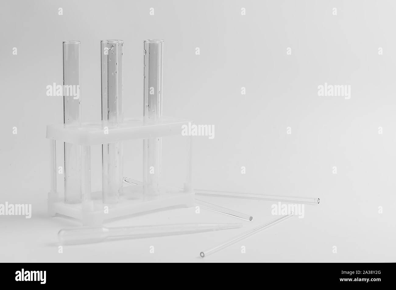 Trasparente tubi di prova su uno sfondo bianco di esperimenti di chimica Foto Stock