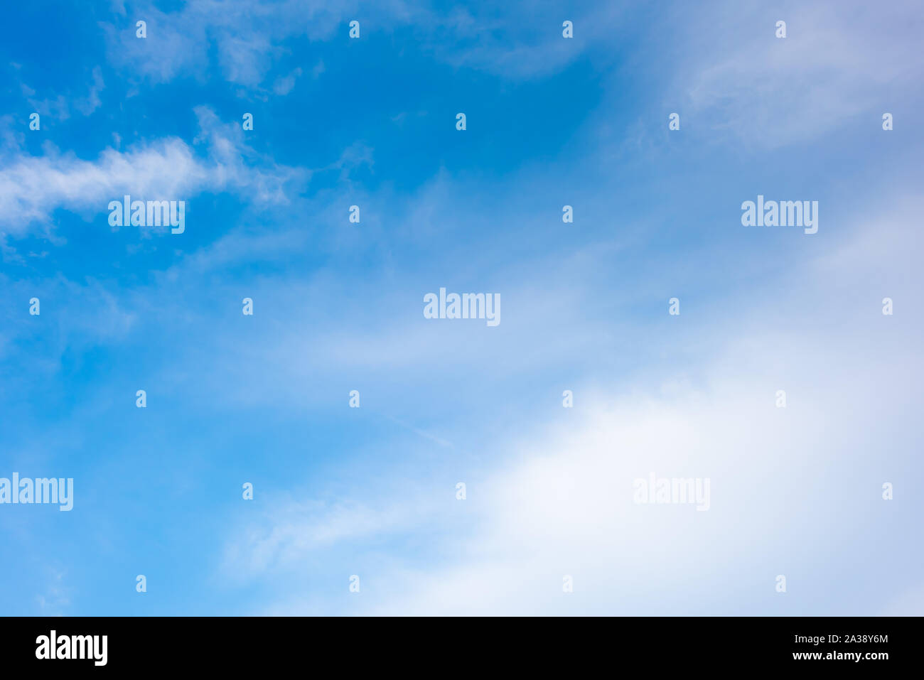 Il cielo blu con nuvole bianche come sfondo Foto Stock