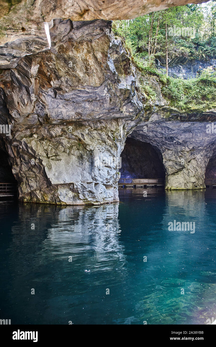 Tipi di una metropolitana ex cava di marmo allagato con acqua. La massiccia archi della grotta e la consistenza del marmo naturale sono visibili. La Russia Foto Stock