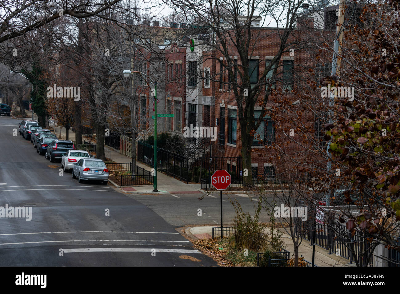 Intersezione residenziale in Wicker Park di Chicago durante il periodo invernale Foto Stock