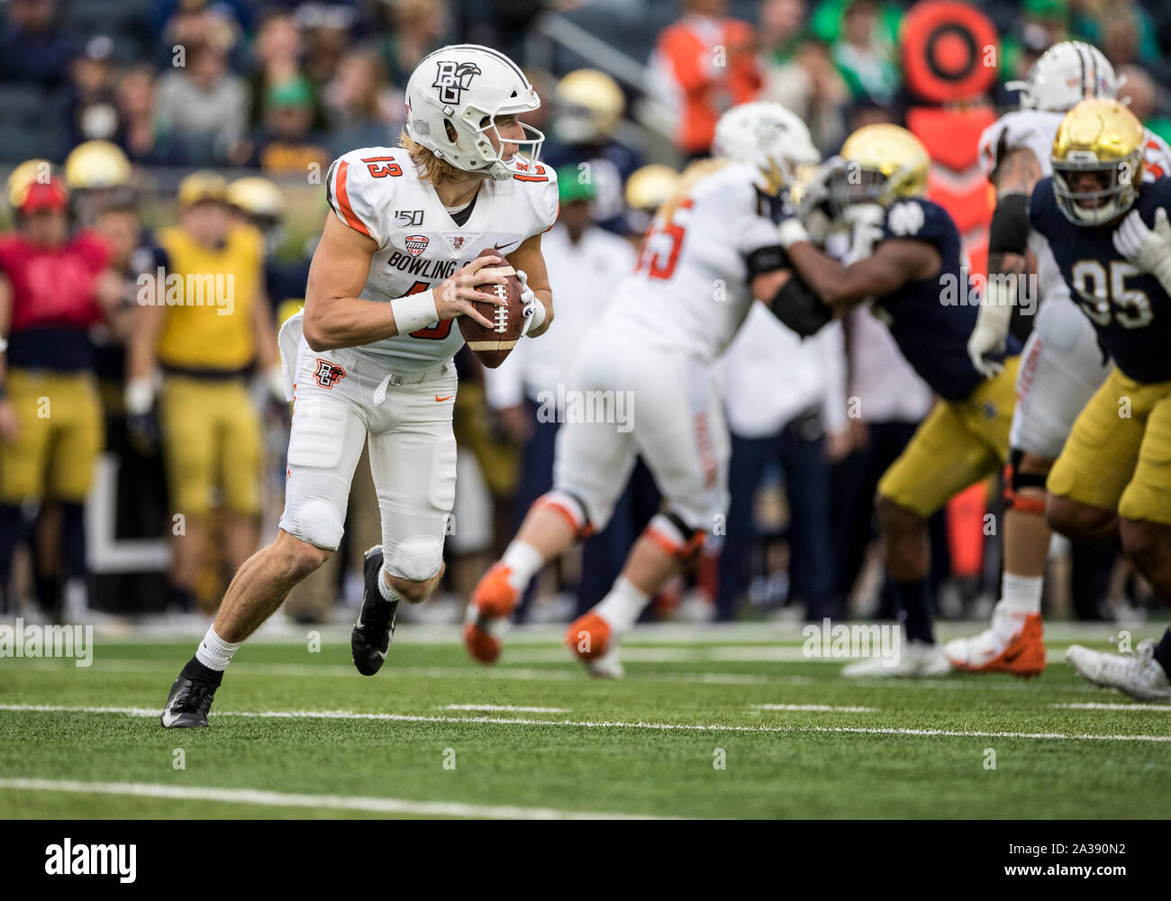 South Bend, Indiana, Stati Uniti d'America. 05 ott 2019. Bowling Green quarterback concedere Loy (13) passa la palla durante il NCAA Football azione di gioco tra il Bowling Green falchi e la Cattedrale di Notre Dame Fighting Irish di Notre Dame Stadium di South Bend, Indiana. Notre Dame sconfitto Bowling Green 52-0. John Mersits/CSM/Alamy Live News Foto Stock