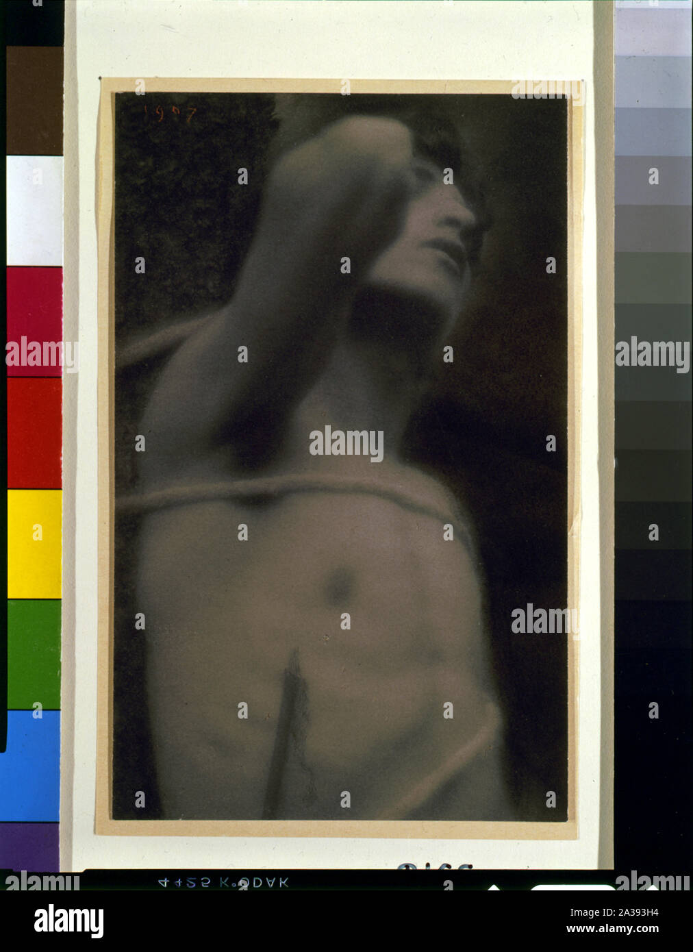 San Sebastiano legato ad albero con la corda con la freccia a lato, gomito sollevato Foto Stock