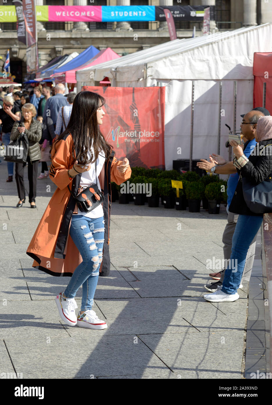 Ripped jeans girl immagini e fotografie stock ad alta risoluzione - Alamy