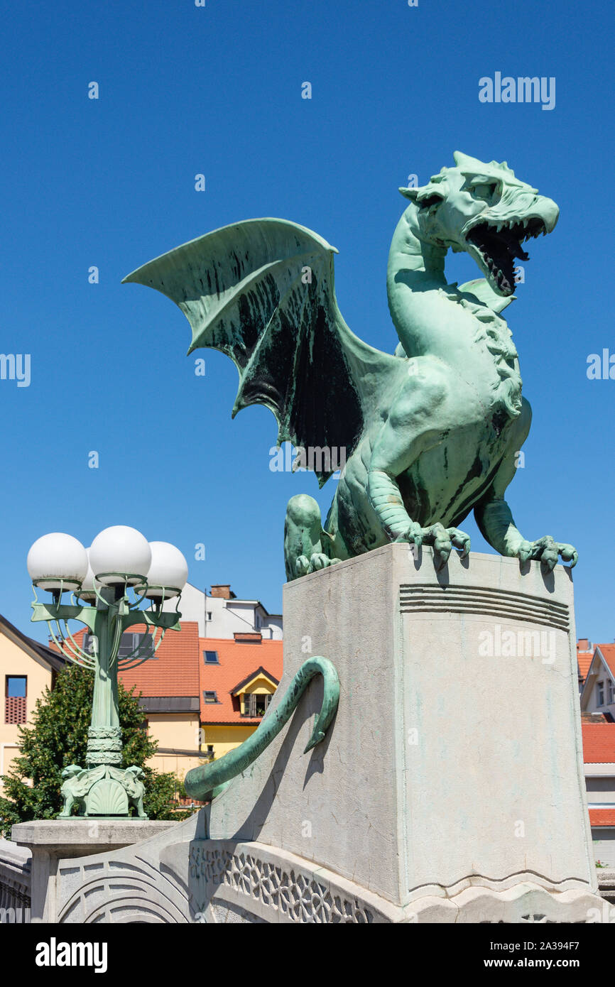 Dragon statua sul ponte del drago, Città Vecchia, Lubiana, Slovenia Foto Stock