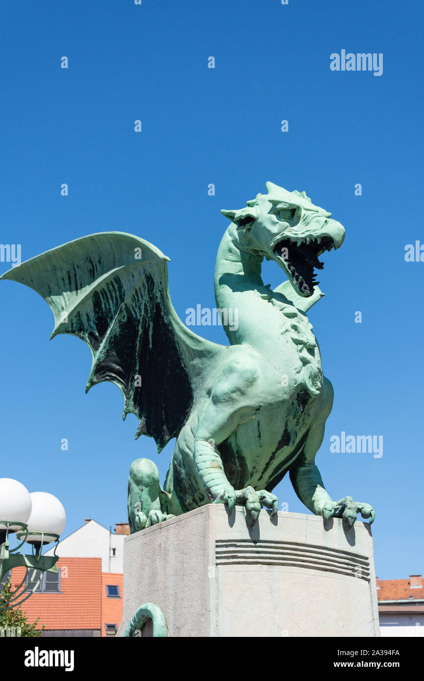 Dragon statua sul ponte del drago, Città Vecchia, Lubiana, Slovenia Foto Stock