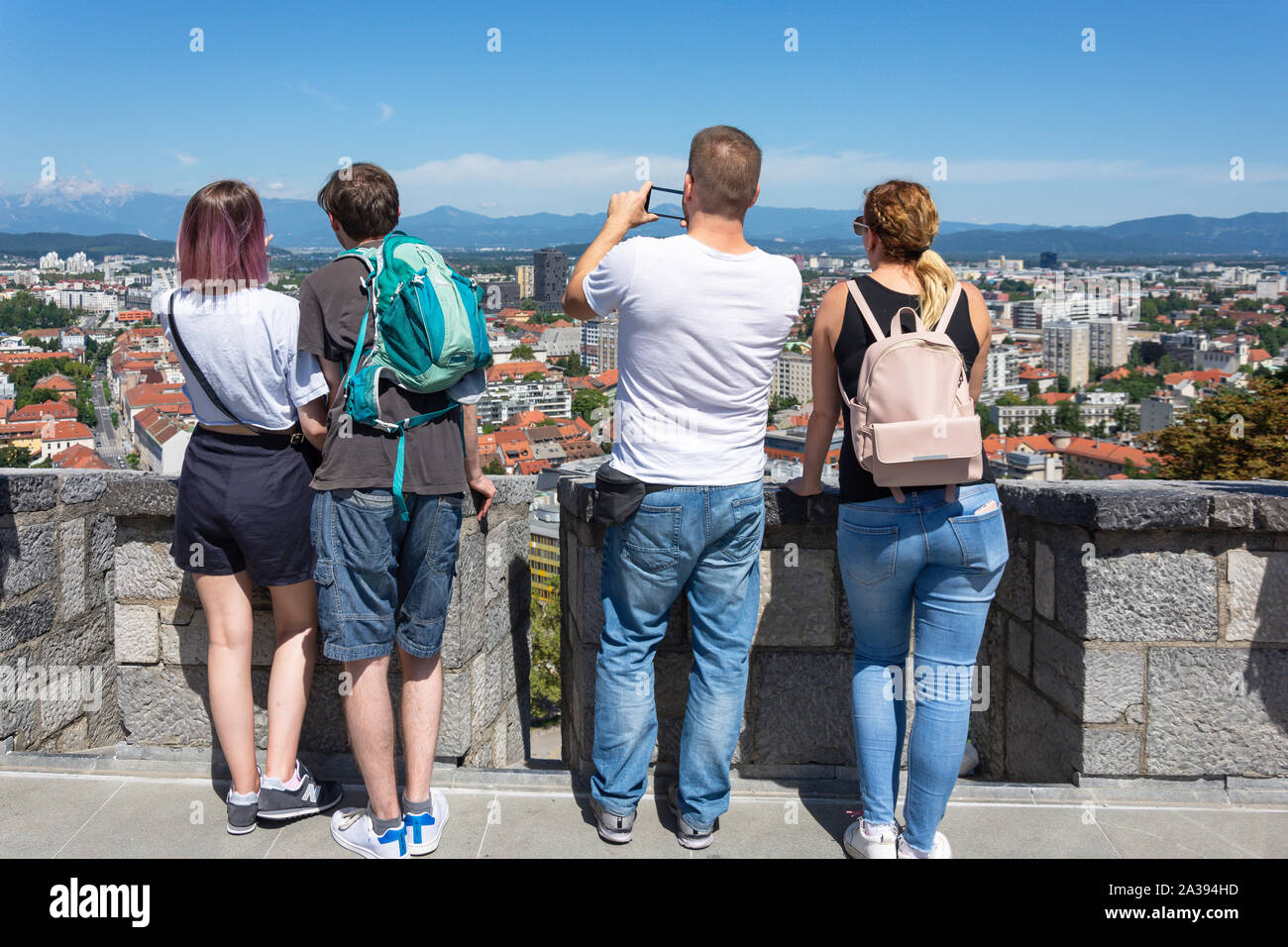 Le coppie ammirando la città vista dal castello di Ljubljana, Città Vecchia, Lubiana, Slovenia Foto Stock