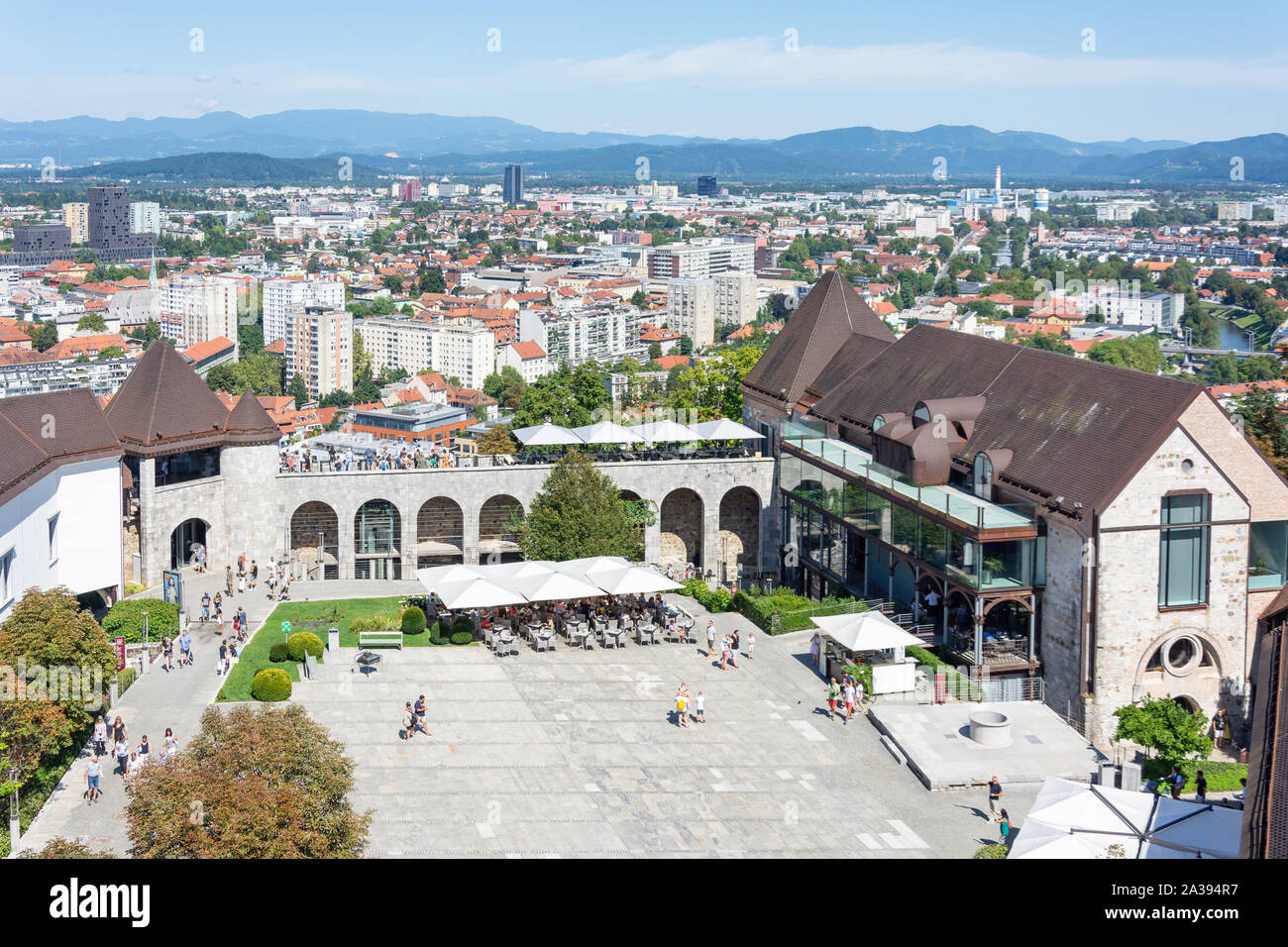 Il cortile e la vista sulla città, castello di Ljubljana, Città Vecchia, Lubiana, Slovenia Foto Stock