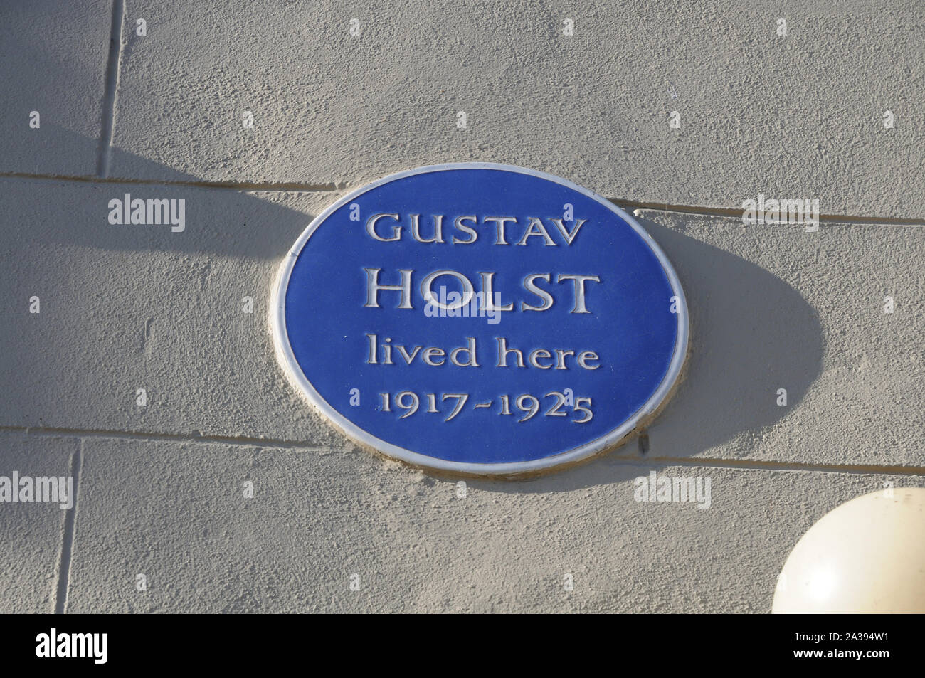Targa blu sulla casa in città Street, Thaxted, Essex che fu la casa di Gustav Holst dal 1917 al 1925. Foto Stock
