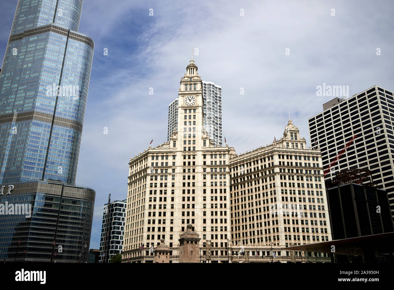 Il Wrigley Building tra Trump Tower e 444 North Michigan downtown Chicago in Illinois negli Stati Uniti d'America Foto Stock