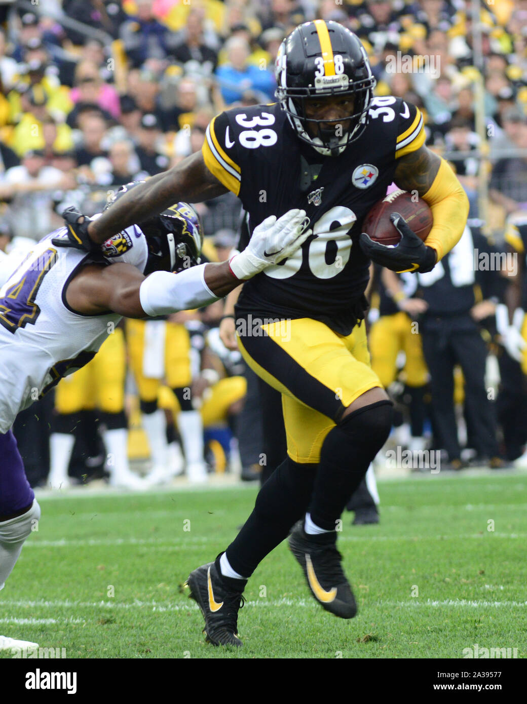 Pittsbugh, Stati Uniti. 06 ott 2019. Pittsburgh Steelers running back Jaylen Samuels (38) prende il diretto a scatto e gira a sinistra durante il primo trimestre contro i Baltimore Ravens nel primo trimestre a Heinz Field di Pittsburgh lunedì 6 ottobre 2019. Foto di Archie Carpenter/UPI Credito: UPI/Alamy Live News Foto Stock