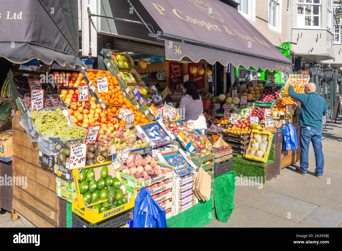 Frutta e verdura al di fuori del display fruttivendolo shop, King Street, Twickenham, Borough di Richmond upon Thames, Greater London, England, Regno Unito Foto Stock