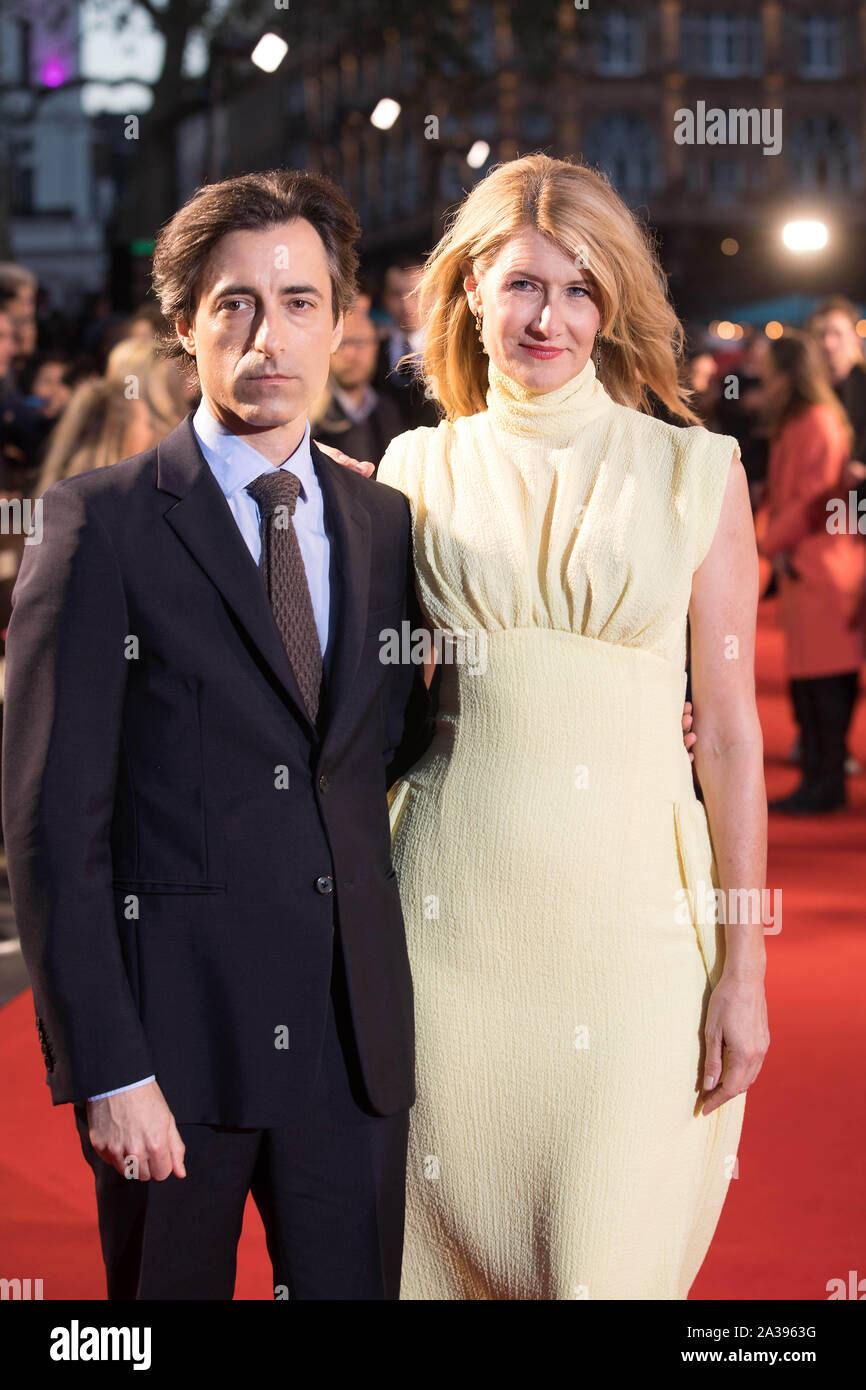 Noah Baumbach e Laura Dern arrivando per la storia del matrimonio premiere, come parte del BFI London Film Festival, presso l'Odeon Leicester Square a Londra. Foto Stock