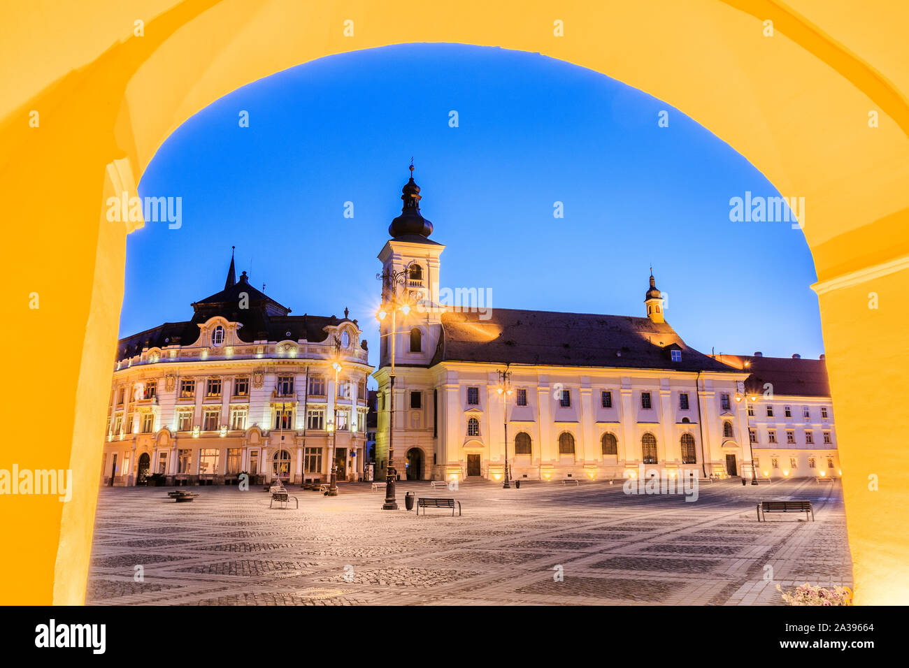 Sibiu, Romania. Grande piazza e municipio. Transilvania città medievale. Foto Stock