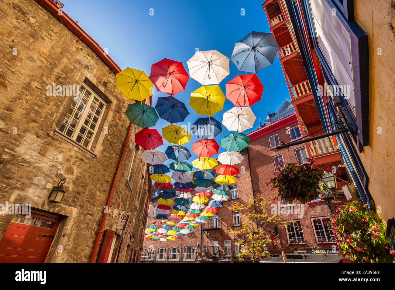 La città di Quebec, Canada - 5 October 2019: ombrellone vicolo in Rue du Cul de Sac Foto Stock