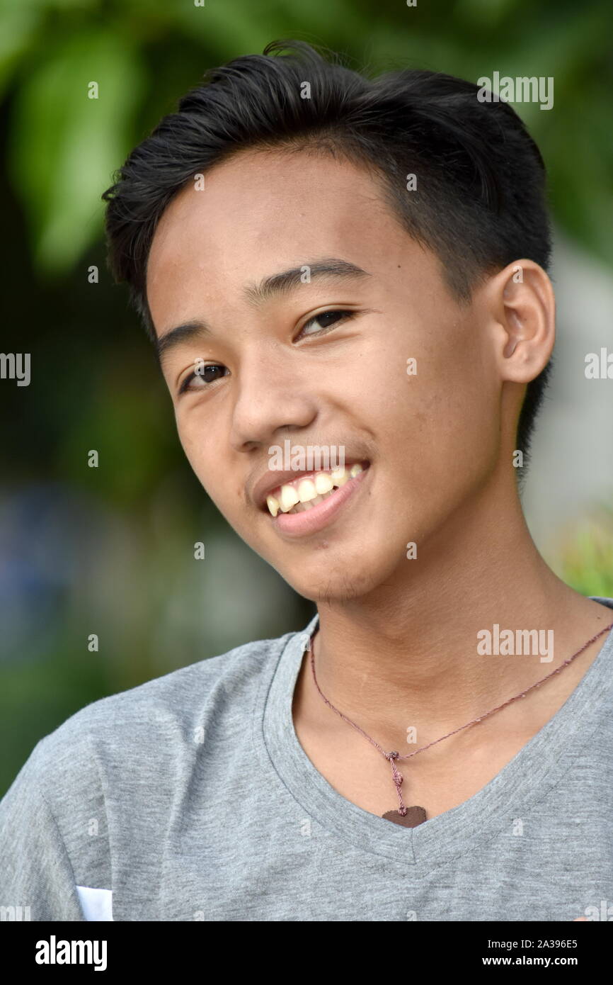 Un sorridente ragazzo asiatico Foto Stock
