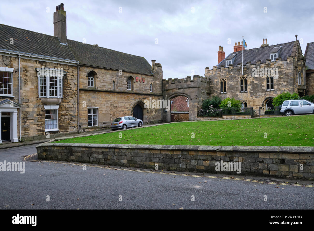 Guardando verso il Palazzo Vecchio ingresso in Lincoln Inghilterra da Greestone luogo e Minster cantiere Foto Stock