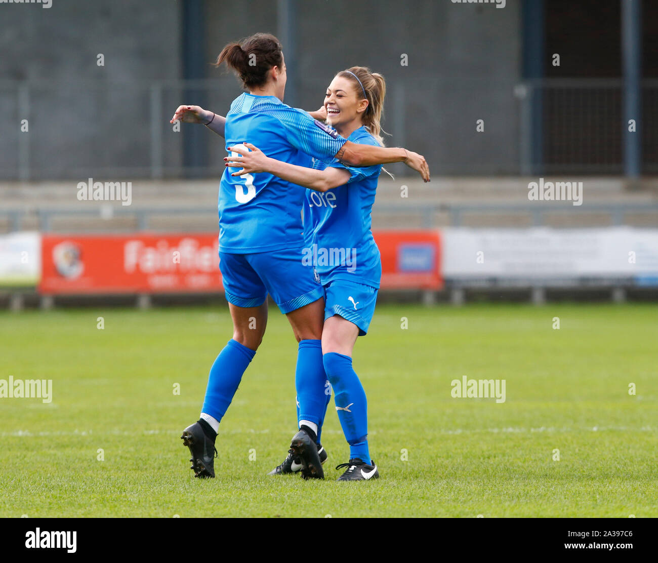 Londra REGNO UNITO. Ottobre 06 Courtney Lumley di Billericay Town Ladies celebra il suo obiettivo con Esme Lancaster di Billericay Town Ladies durante Foto Stock