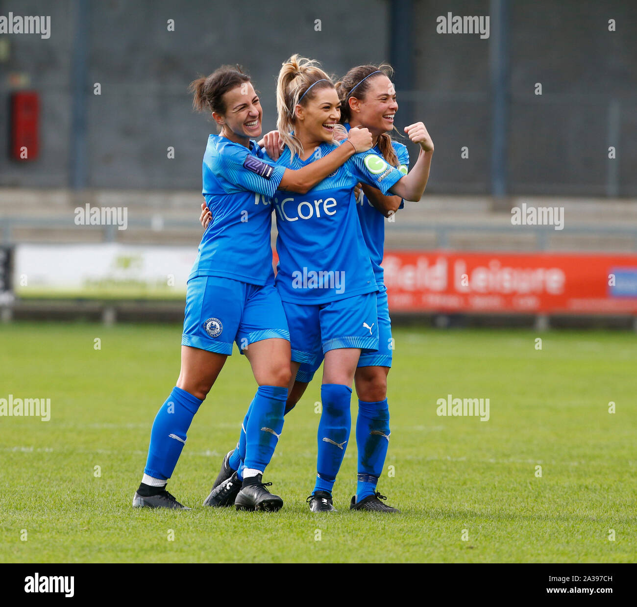 Londra REGNO UNITO. Ottobre 06 Courtney Lumley di Billericay Town Ladies celebra il suo obiettivo con Esme Lancaster di Billericay Town Ladies durante Foto Stock