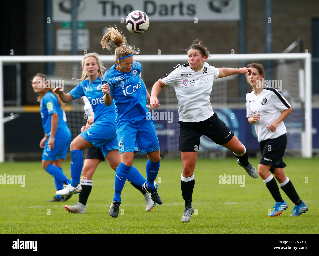 Londra REGNO UNITO. Ottobre 06 Lindsay Morgan di Billericay Town Ladies(blu) durante la donna FA Cup 2° Round Il qualificatore tra Dartford FC donne Foto Stock
