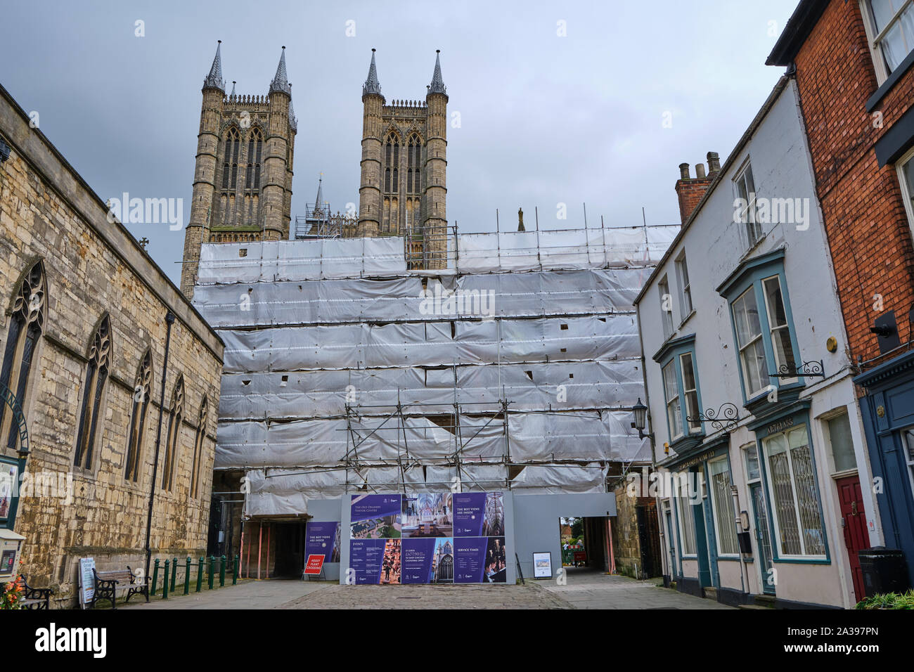 Cattedrale di Lincoln in Lincolnshire Inghilterra con coperte ponteggio mentre è in corso dei lavori di restauro alla facciata ovest architettura in ottobre 2019 Foto Stock
