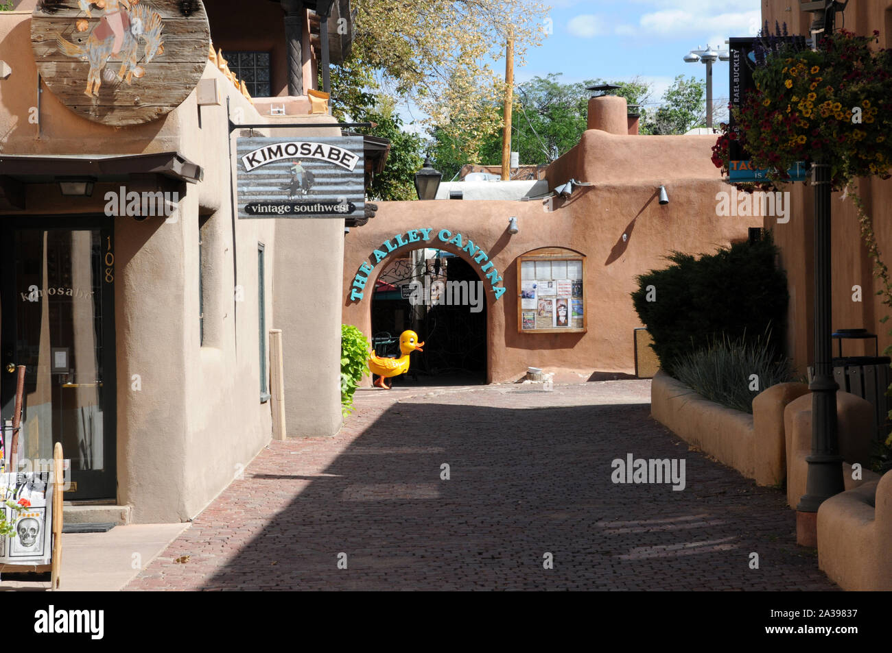 Edifici e negozi in stile adobe appena fuori del plaza a Taos New Mexico. Foto Stock