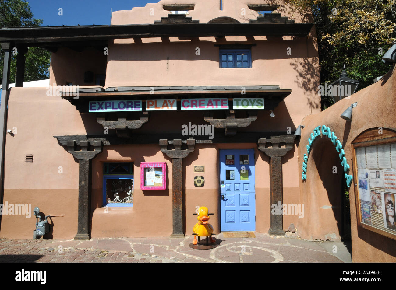 Edifici e negozi in stile adobe appena fuori del plaza a Taos New Mexico. Foto Stock