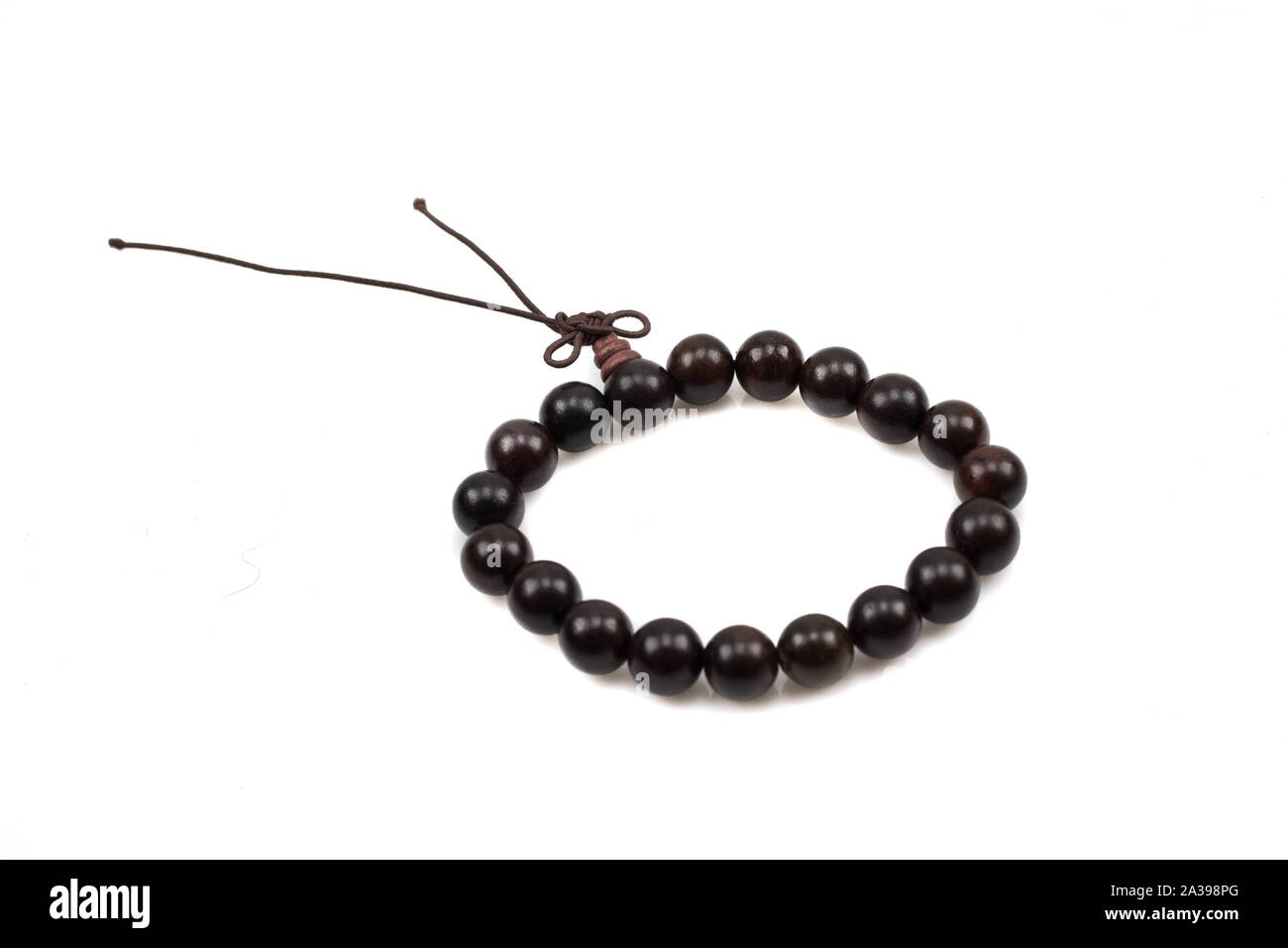 Una chiusura immagine di legno scuro cordone bracciali isoalted su sfondo bianco Foto Stock