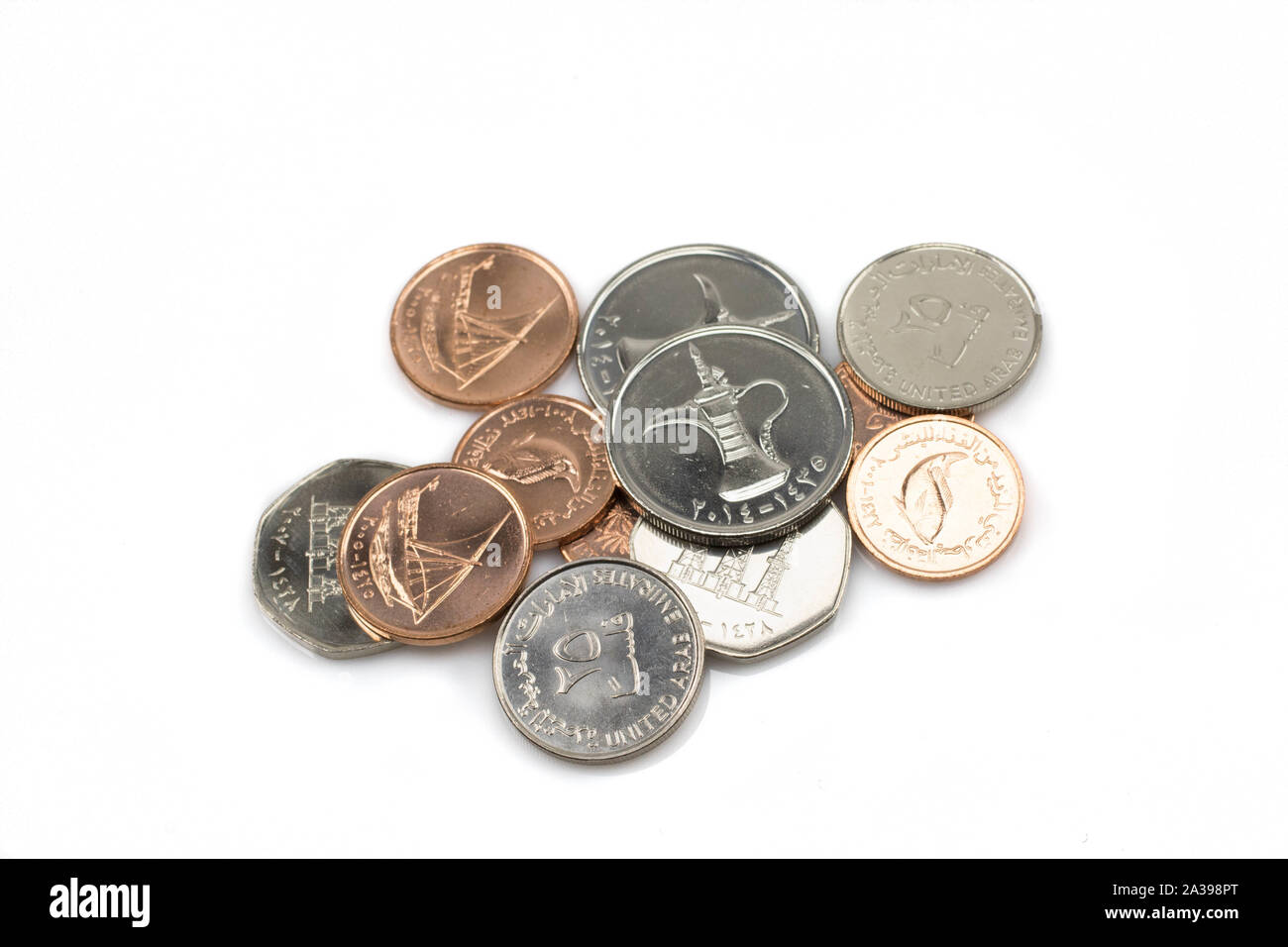 Un vicino, immagine macro di un assortimento di pila di monete provenienti dagli Emirati Arabi Uniti Foto Stock