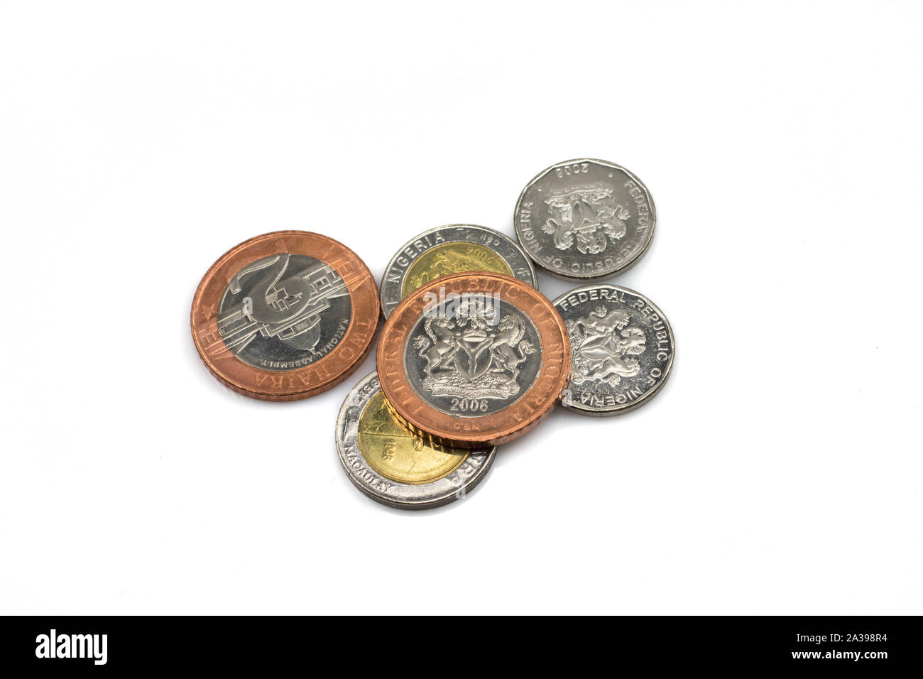 Una macro immagine di una collezione di monete nigeriano isolato su un pulito, sfondo bianco. Shot close up. Foto Stock