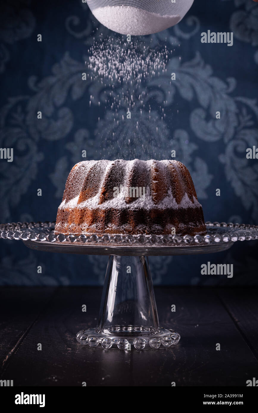 Bunt in Marmo torta, il vino rosso con il blu scuro dello sfondo di Damasco Foto Stock