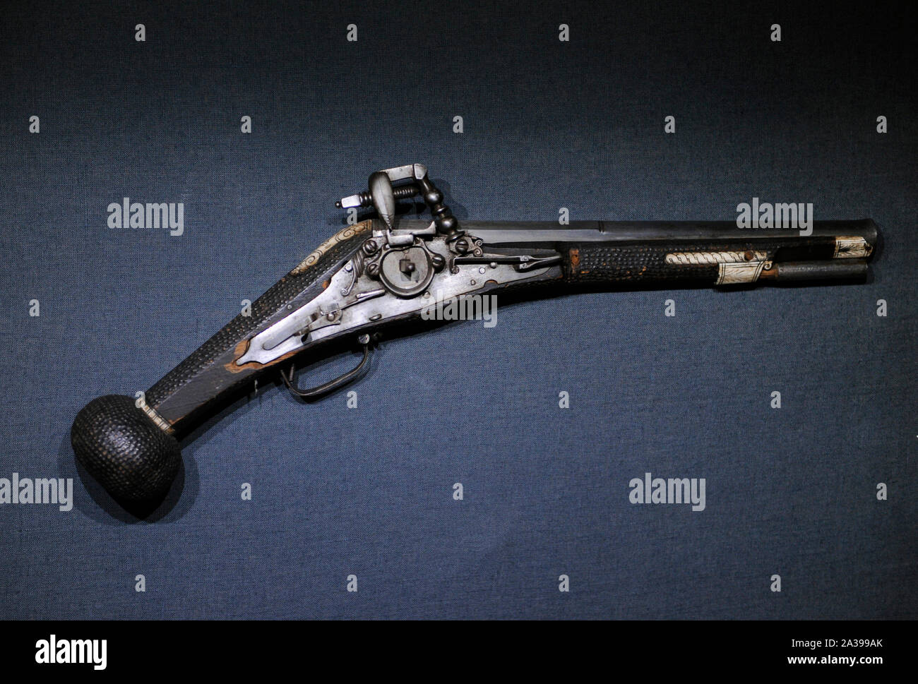 Wheel-Lock pistola. Germania, Augsburg, circa 1580. Ferro battuto, parzialmente goffrato, colorato di faggio incrostato con osso, intagliato. Unrifled, calibro 12 mm. Museo Nazionale di Cracovia in Polonia. Foto Stock