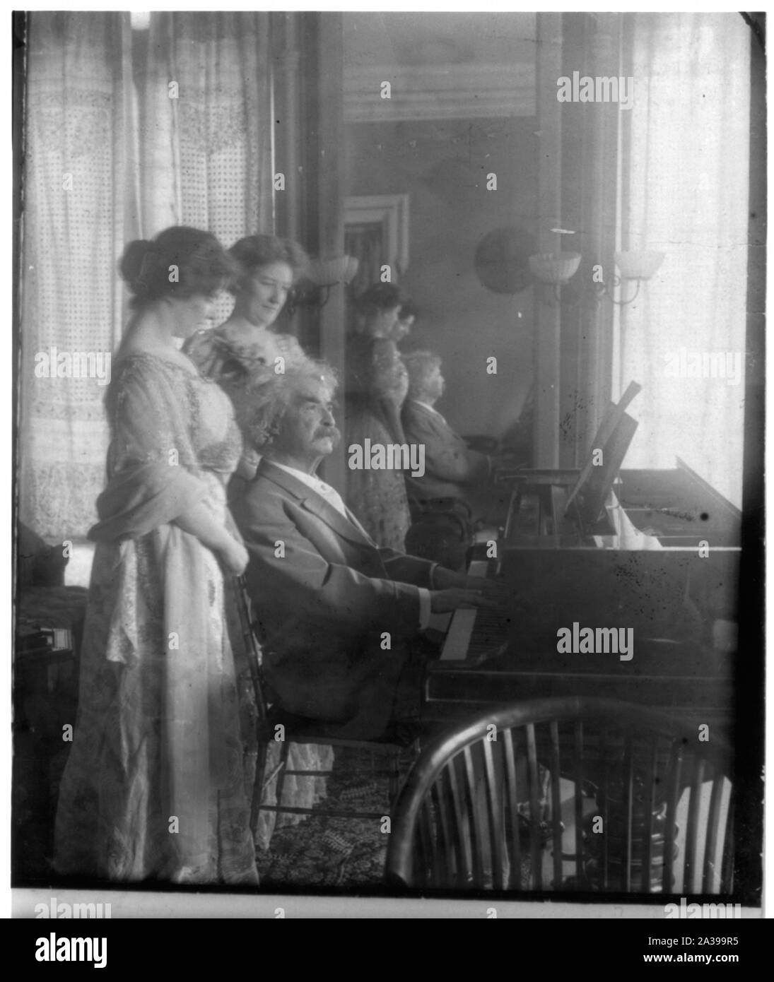 Samuel Clemens con Clara Clemens e la sua amica Miss Marie Nichols Foto Stock