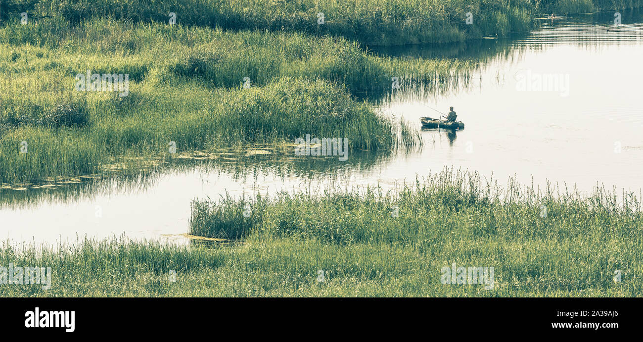 paesaggio con lago e gommone Foto Stock