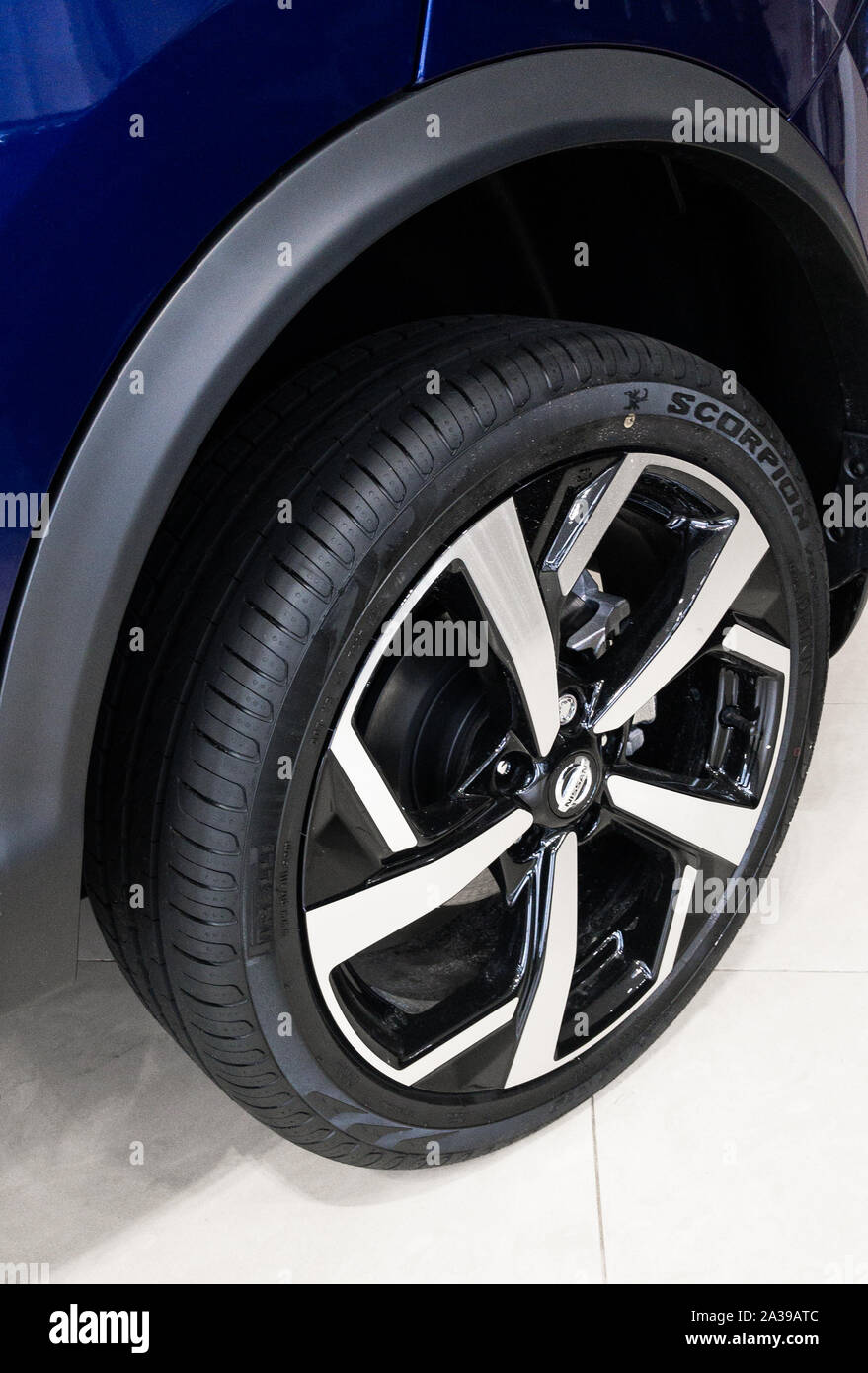2019: Pneumatico a basso profilo Pirelli Scorpion montato su Nissan SUV Foto Stock