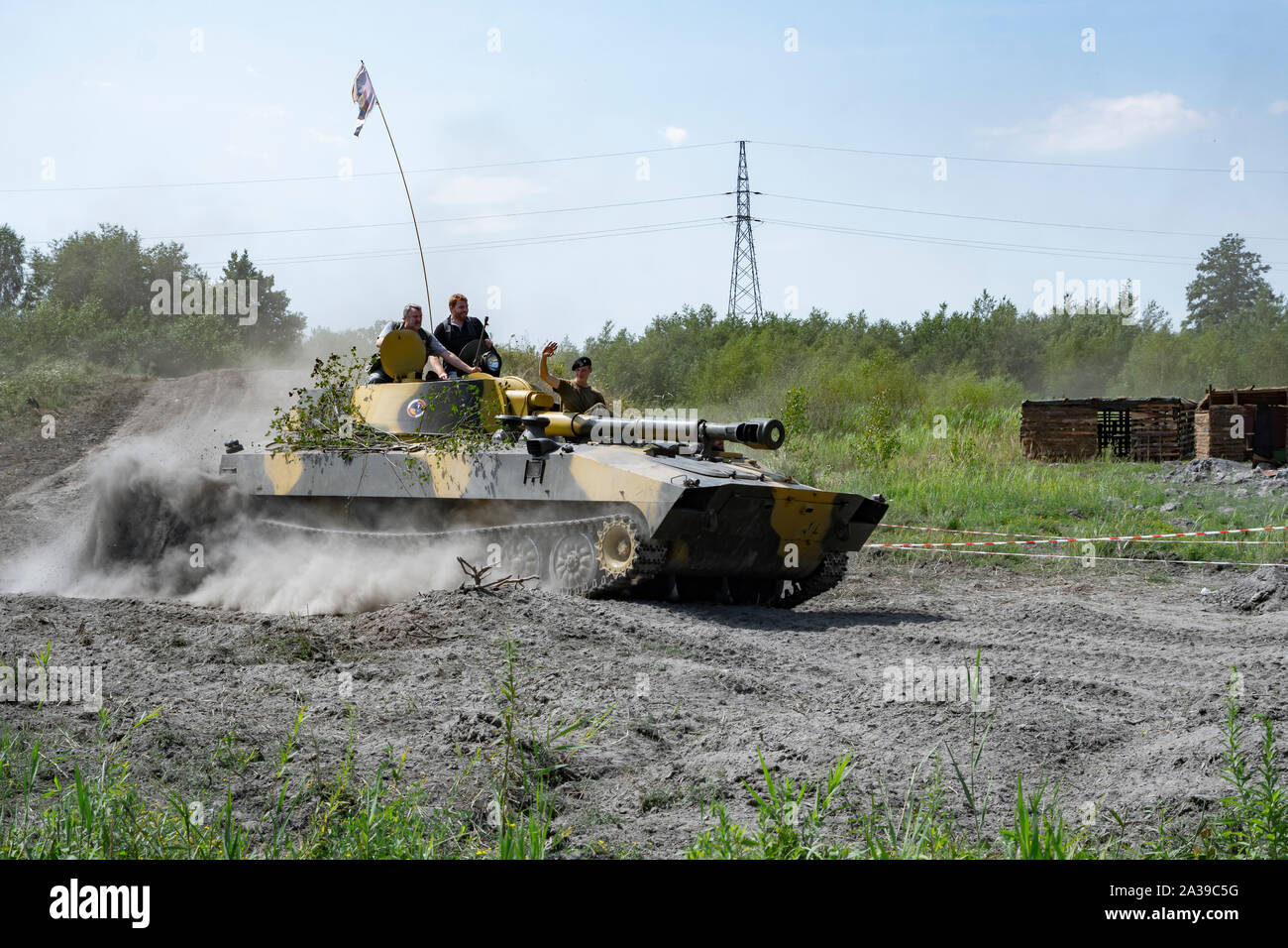 Giro veloce di sovietica di 2S1 Gvozdika semoventi obice con gli spettatori durante i veicoli militari Rally 'Operazione Tempesta' a Trzebinia, Polonia Foto Stock