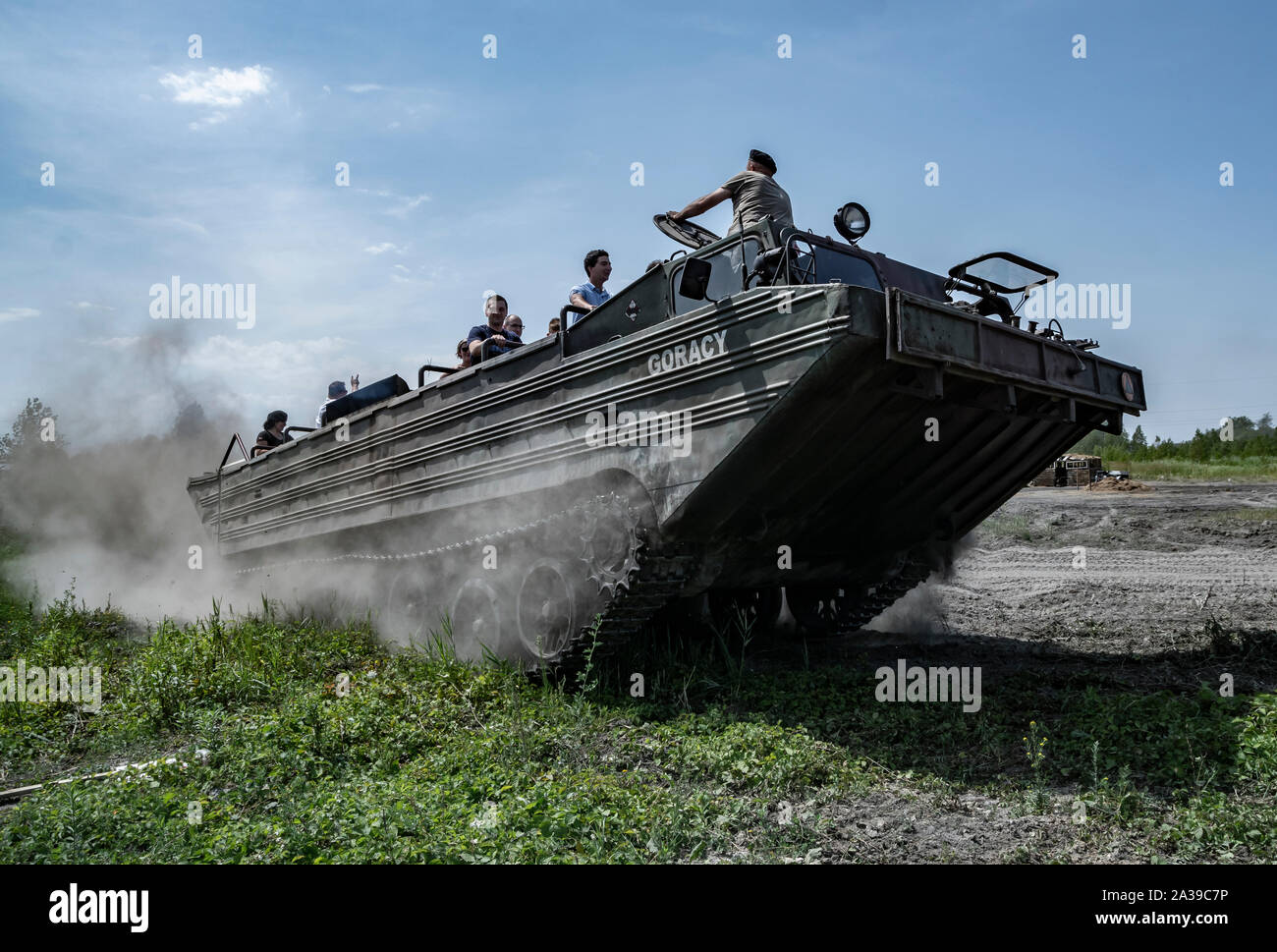 Giro veloce del trasporto anfibio cingolato PTS-M sovietico con spettatori durante il Rally dei Veicoli militari 'Operation Tempest' a Trzebinia, Polonia Foto Stock