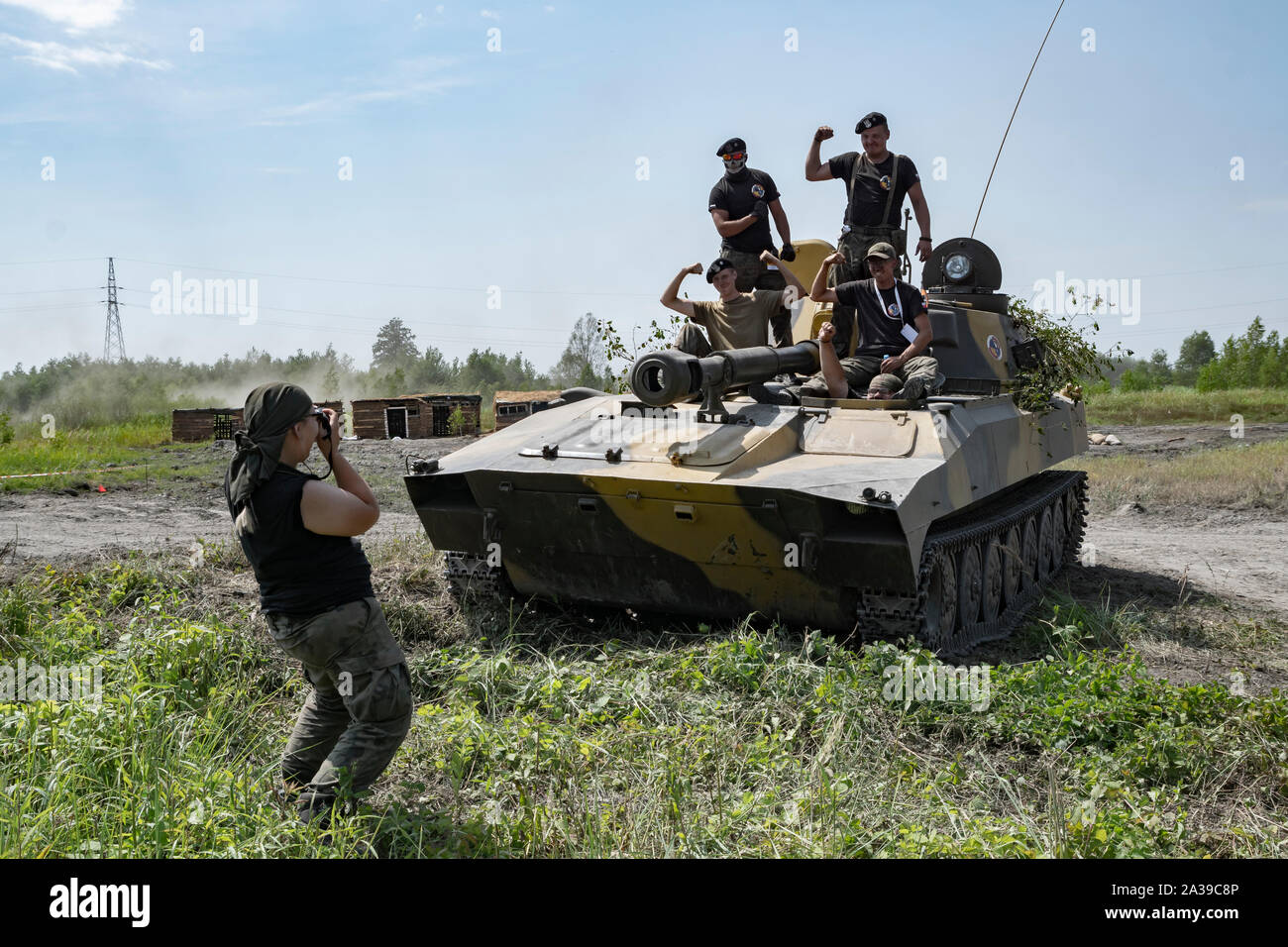 L'equipaggio dei sovietici 2S1 Gvozdika semoventi obice in posa per una foto. I veicoli militari Rally 'Operazione Tempesta' a Trzebinia, Polonia Foto Stock