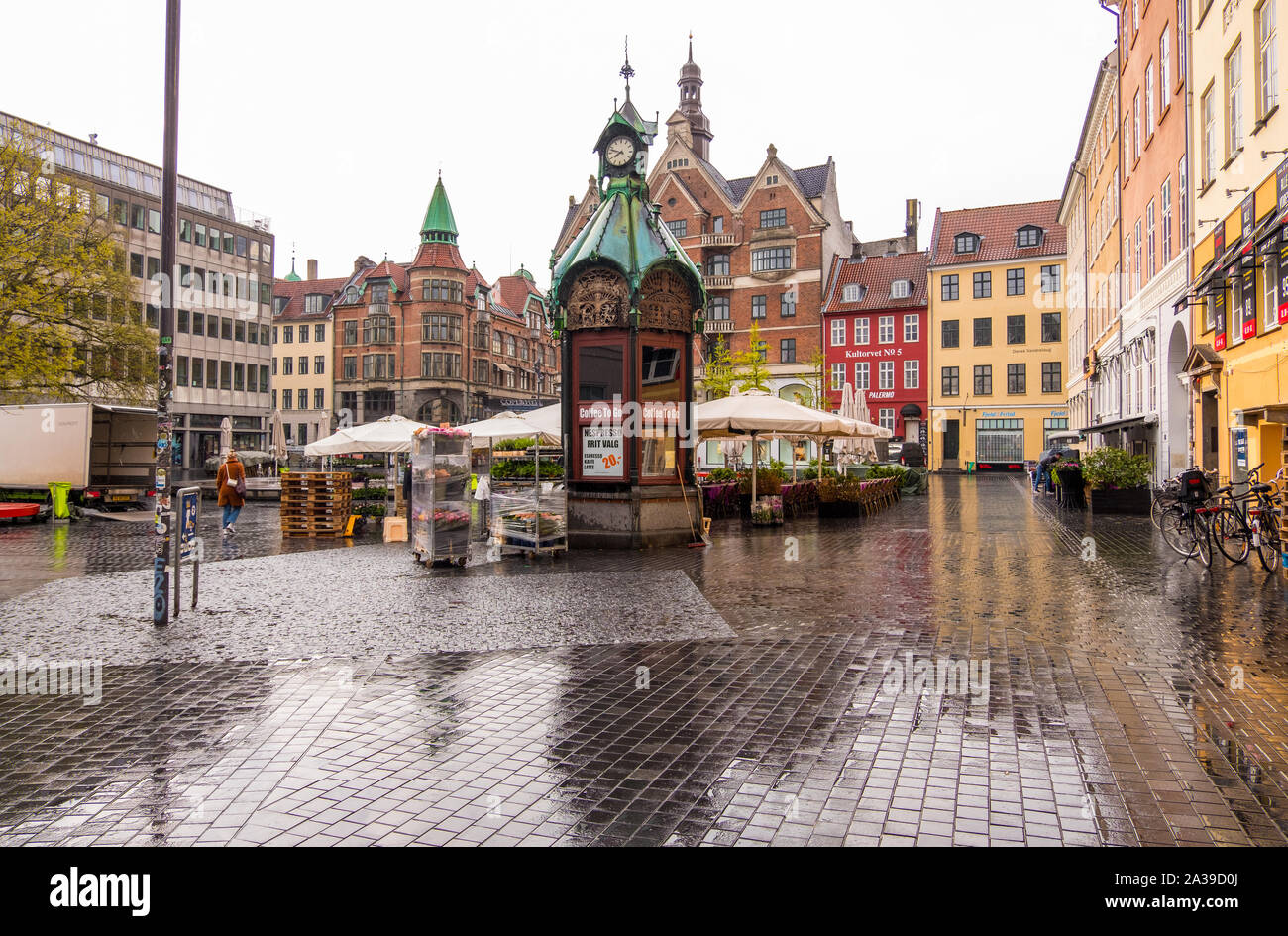 Copenhagen, Danimarca - 04 Maggio 2019: grossi fiocchi di neve che cade nel centro di Copenhagen, Danimarca Foto Stock