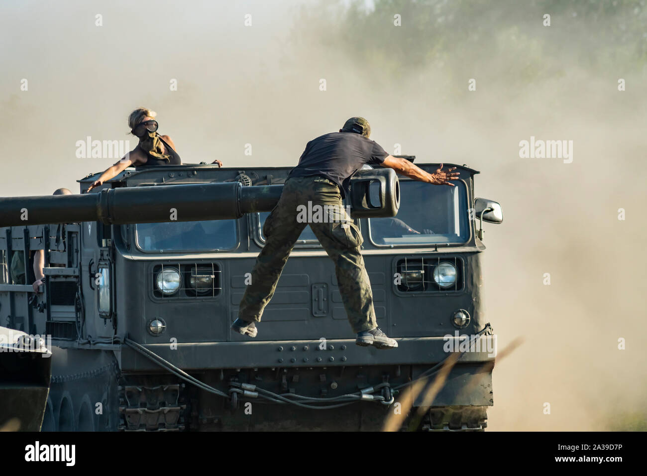 Un uomo su una pistola corazzata mostra un segnale al meccanico di un trattore di artiglieria ATS-59G (ATG - Artilleriyskiy Tyagach Sredniy). Raduno di veicoli militari Foto Stock