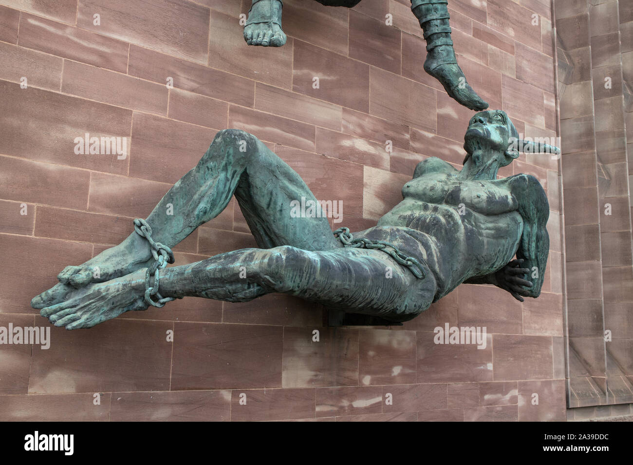 La scultura del diavolo alla tassa della scultura di San Michele da Sir Jacob Epstein sull'esterno Coventry Cathedral Foto Stock