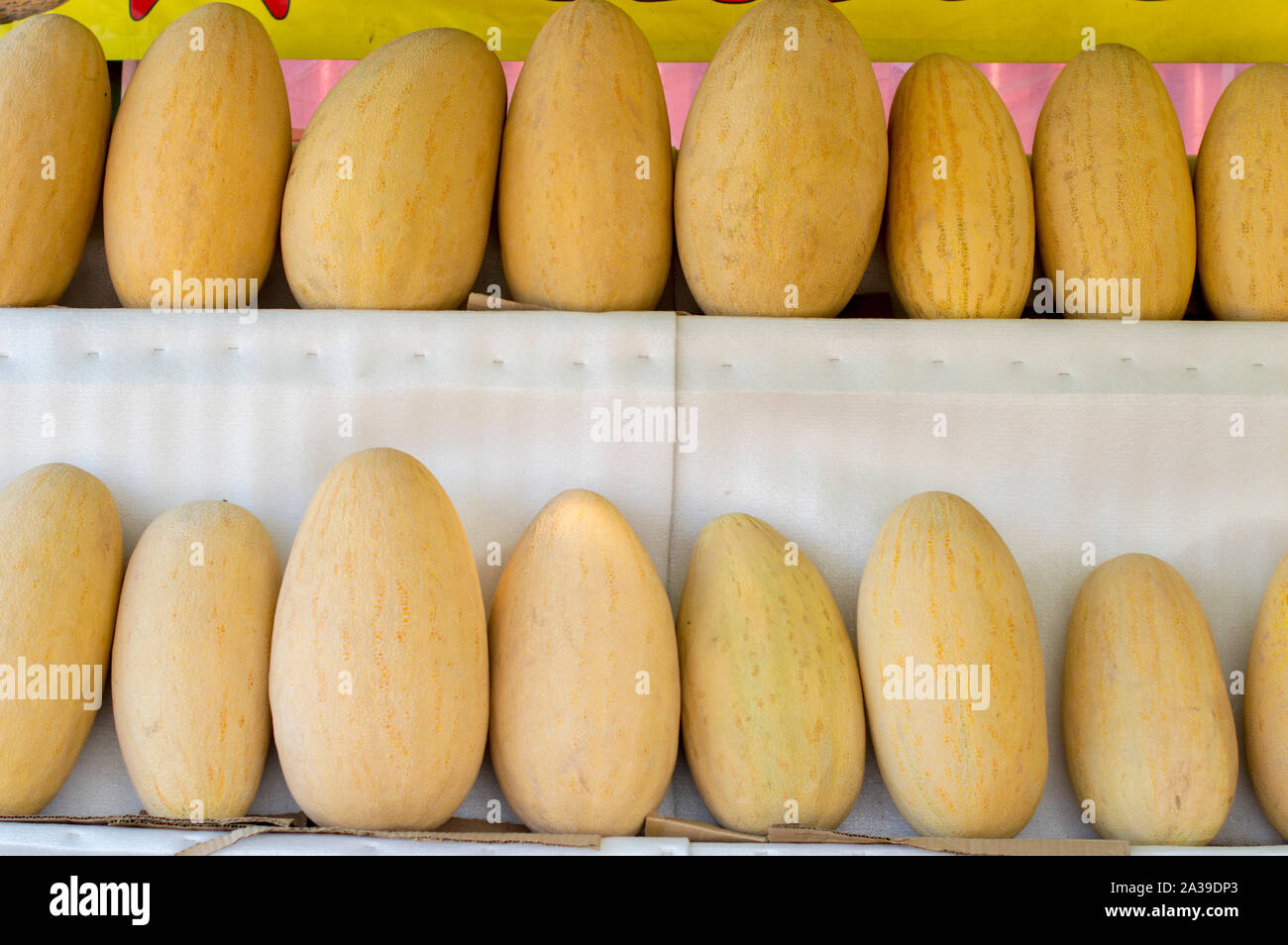 Succosa, mature, giallo melone enorme giace sul contatore del bazaar. Pronto per la vendita. La Russia. Foto Stock