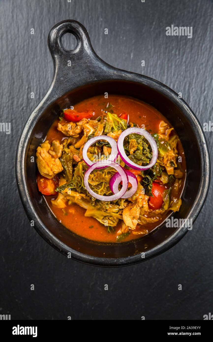 Deliziosa la verza stufata o zuppa di pollo Foto Stock