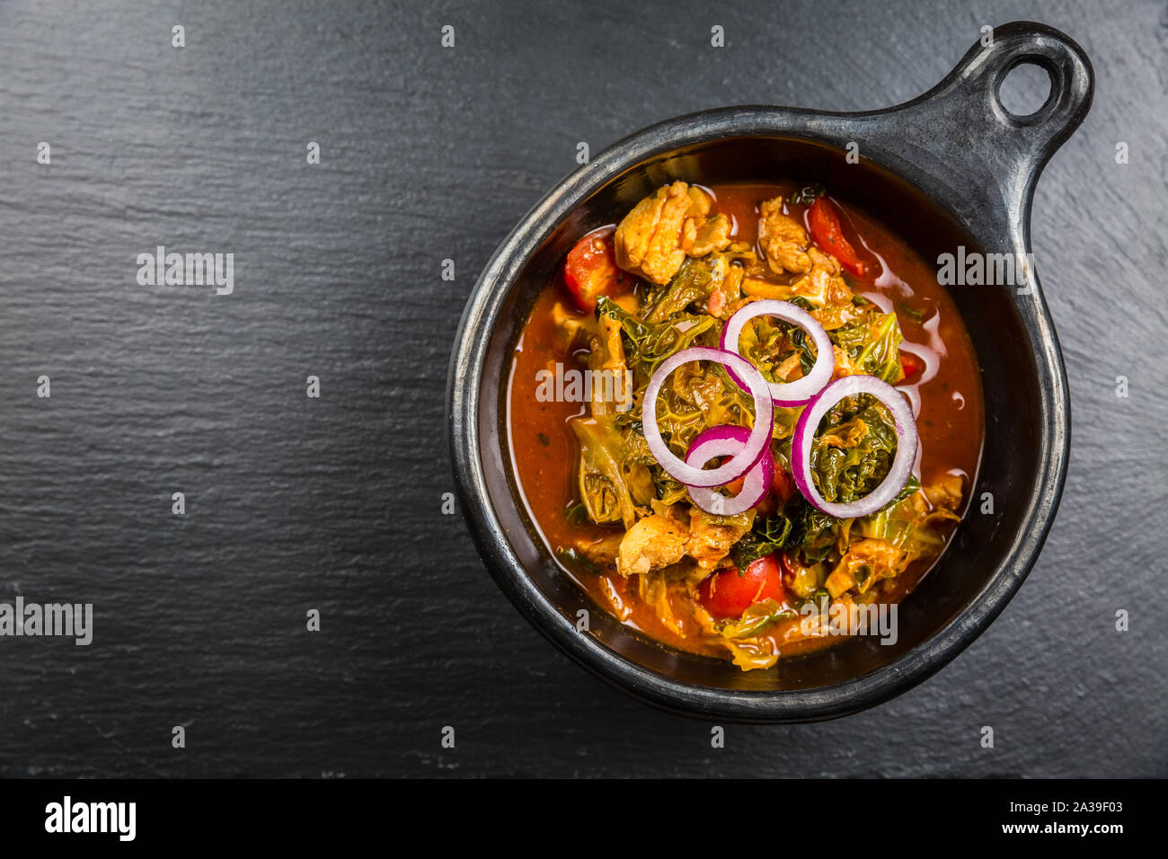 Deliziosa la verza stufata o zuppa di pollo Foto Stock