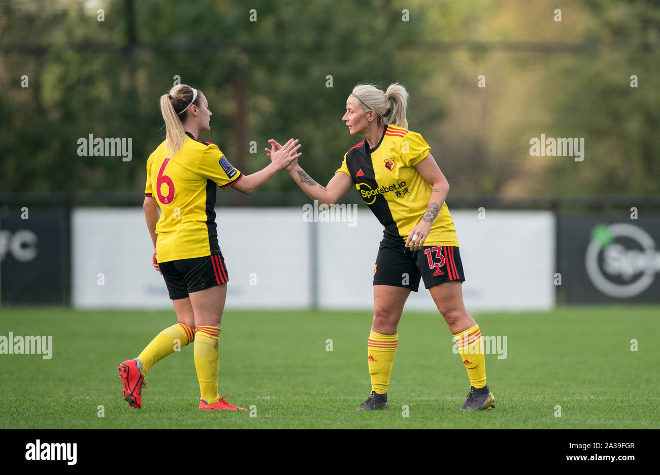 Hempstead Road, Regno Unito. 06 ott 2019. Emma Beckett & Oceano Rolandsen di Watford FC onorevoli a tempo pieno durante il fa le donne Lega Nazionale Sud match tra Watford FC onorevoli Oxford Regno donne a Gaywood Park, Hempstead Road, in Inghilterra il 6 ottobre 2019. Foto di Andy Rowland. Credito: prime immagini multimediali/Alamy Live News Foto Stock