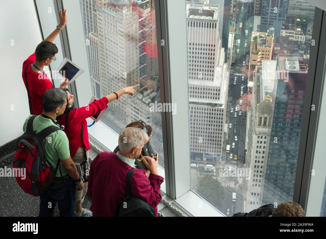 I visitatori la visualizzazione di New York City in un Osservatorio mondiale sulla cima di One World Trade Center, New York, Stati Uniti d'America Foto Stock