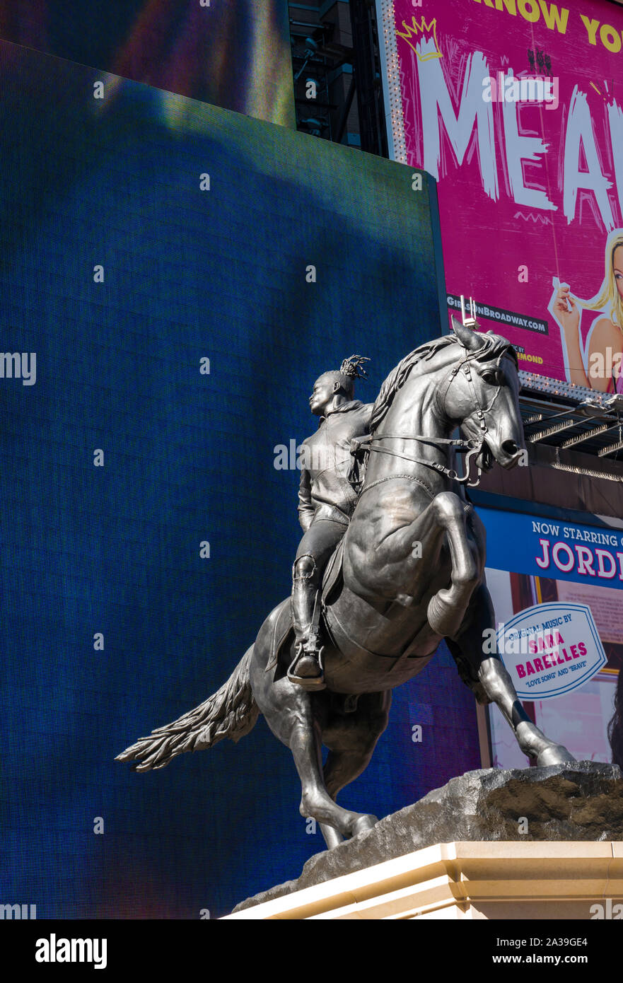 "Voci di guerra' scultura di Kehinde Wiley è temporaneamente sul display in Times Square a New York City, Stati Uniti d'America Foto Stock