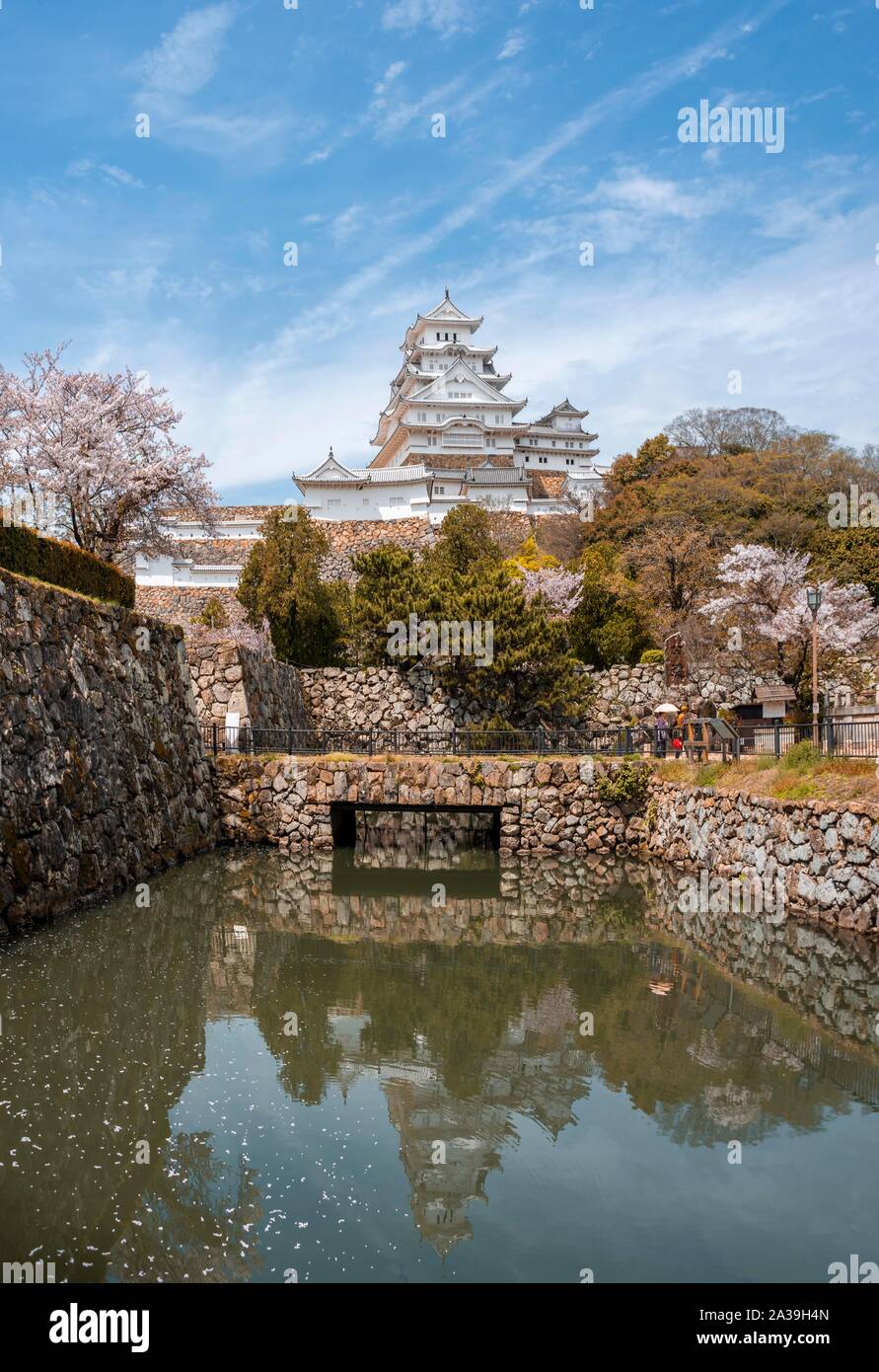 La riflessione di acqua nel fossato del castello di Himeji, Himeji-jo, Shirasagijo o airone bianco, il castello di Himeji, Prefettura di Hyogo, Giappone Foto Stock